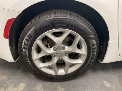Used 2018 Chrysler Pacifica Touring-L Plus w/ Advanced Safetytec Group FWD image 34
