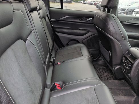 Used 2025 Jeep Grand Cherokee Altitude AWD/4WD image 8