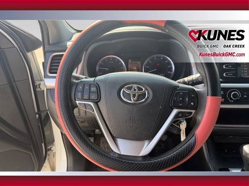 Used 2019 Toyota Highlander LE FWD image 15
