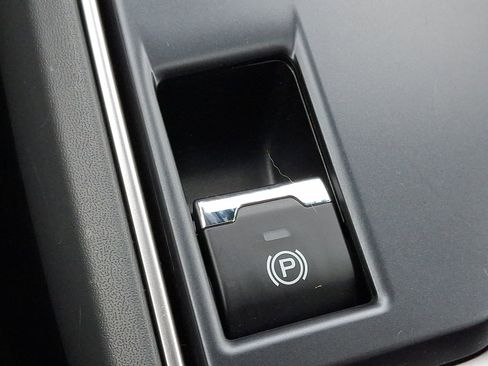 Certified 2025 Subaru Crosstrek 2.0i Premium image 23