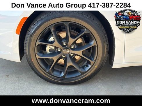 Used 2025 Chrysler Pacifica Limited image 27