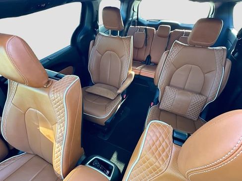 Used 2025 Chrysler Pacifica Pinnacle FWD image 23