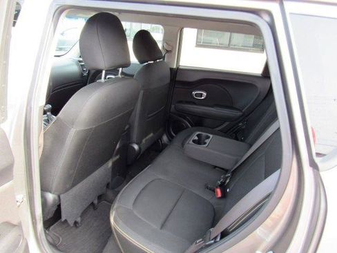 Used 2016 Kia Soul + image 11
