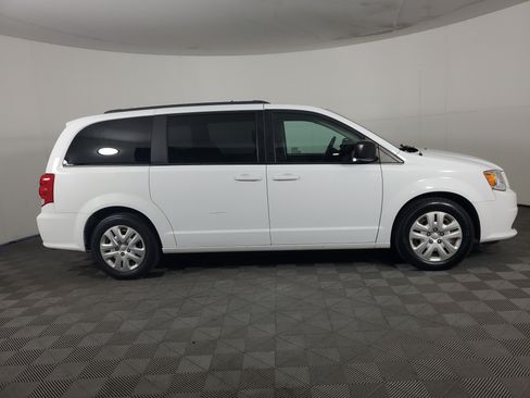 Used 2018 Dodge Grand Caravan SE w/ UConnect Hands-Free Group FWD image 3