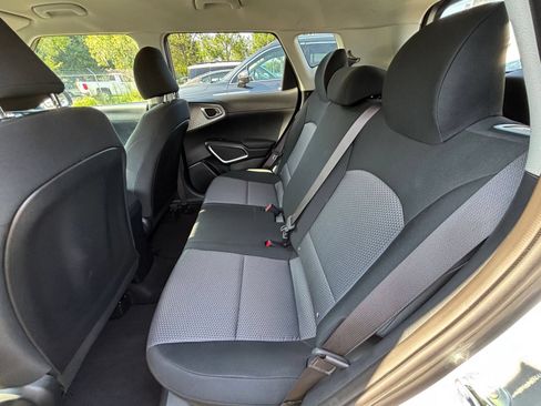 Used 2025 Kia Soul LX w/ LX Technology Package FWD image 19