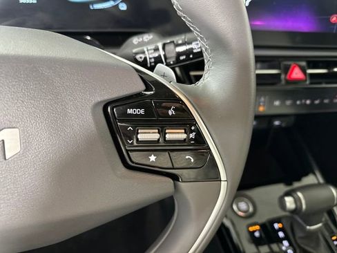 Used 2024 Kia Niro EX image 16