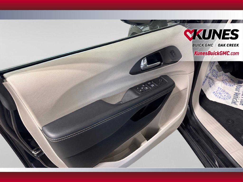 Used 2024 Chrysler Pacifica Touring-L FWD image 17