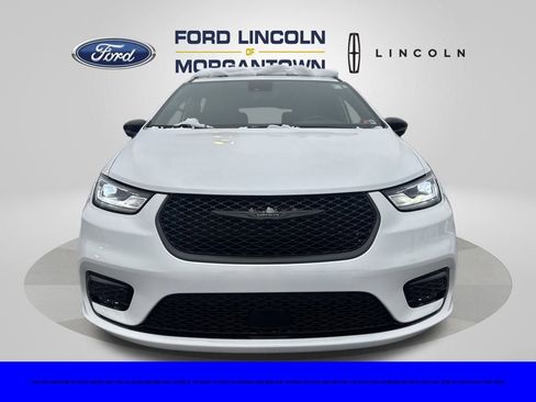 Used 2024 Chrysler Pacifica Limited w/ S Appearance Package image 3