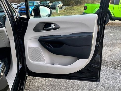 Used 2024 Chrysler Pacifica Touring-L image 24