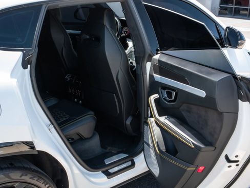 Used 2020 Lamborghini Urus image 25