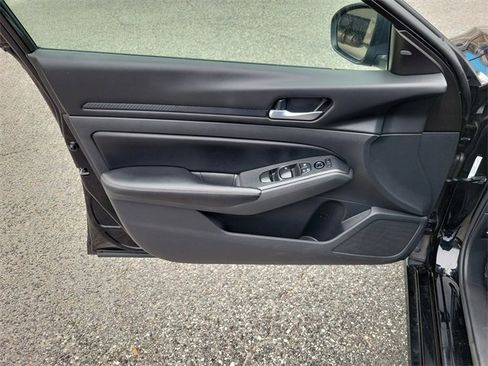 Used 2024 Nissan Altima 2.5 SV image 8