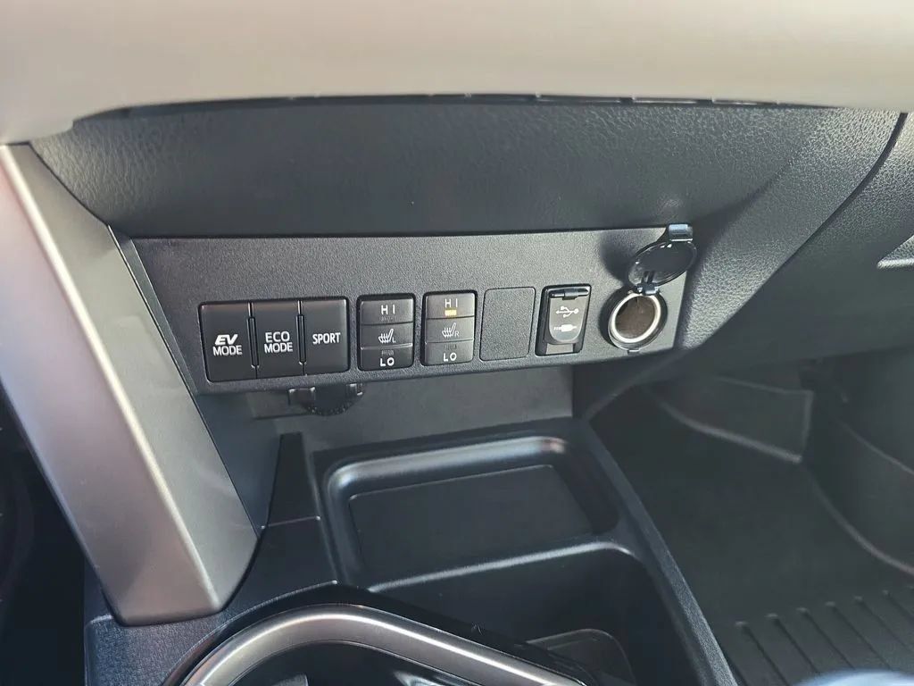 Used 2018 Toyota RAV4 Limited AWD/4WD image 26