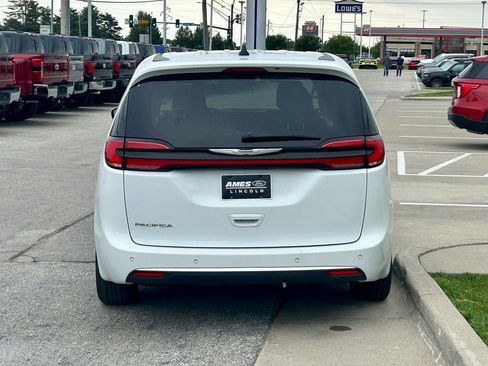Used 2023 Chrysler Pacifica Touring-L FWD image 5