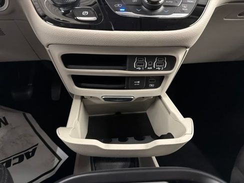Used 2022 Chrysler Pacifica Touring-L FWD image 20