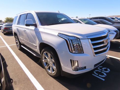 Used 2019 Cadillac Escalade Luxury image 2