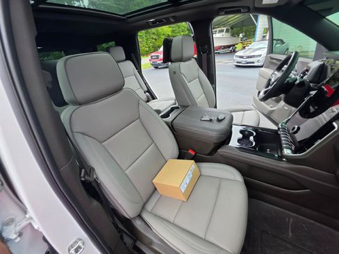 Used 2026 GMC Yukon Elevation w/ Elevation Premium Package AWD/4WD image 16