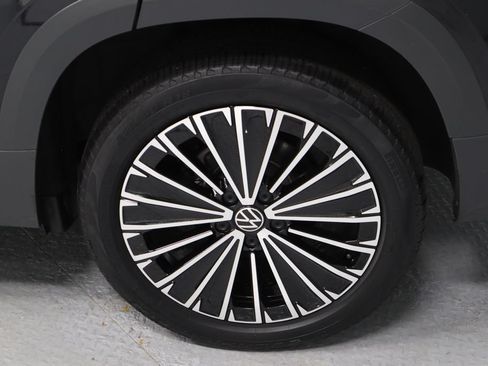 Used 2025 Volkswagen Taos SE FWD image 19