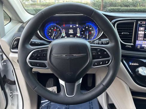 Used 2023 Chrysler Pacifica Limited image 25