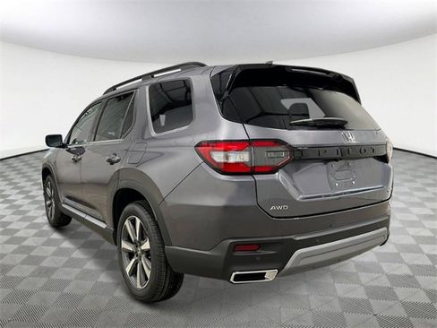 New 2025 Honda Pilot Touring image 3