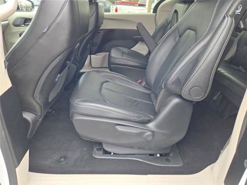 Certified 2024 Chrysler Pacifica Limited FWD image 19