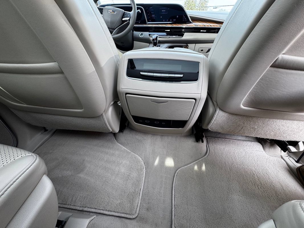 Used 2024 Cadillac Escalade Sport Platinum w/ LPO, ONYX Package AWD/4WD image 39