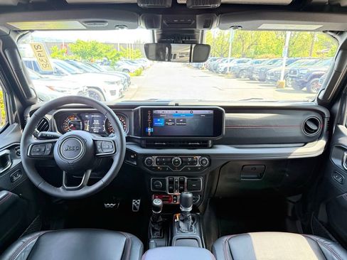 Used 2025 Jeep Wrangler Unlimited Rubicon AWD/4WD image 27
