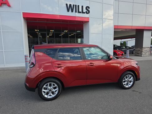 Used 2023 Kia Soul S FWD image 4
