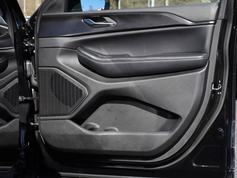 Used 2023 Jeep Grand Cherokee L Laredo image 28