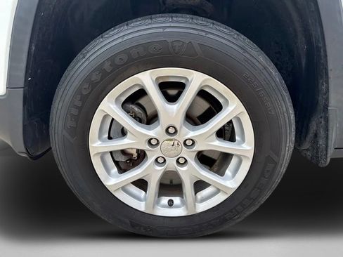 Used 2018 Jeep Cherokee Latitude Plus w/ Comfort/Convenience Group AWD/4WD image 9