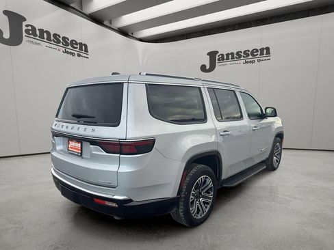 Used 2024 Jeep Wagoneer Series II w/ Flexible Seating Group image 4