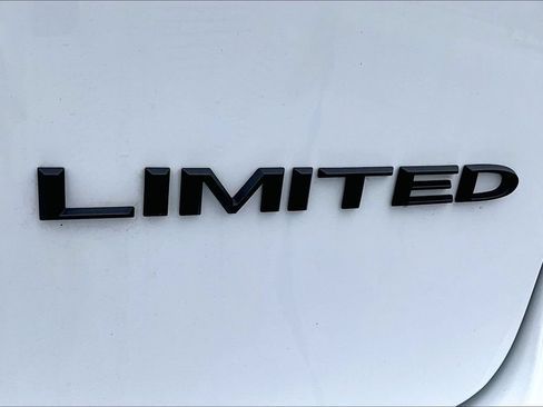 Used 2025 Chrysler Pacifica Limited FWD image 8