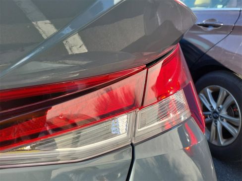 Used 2022 Hyundai Elantra SEL image 13