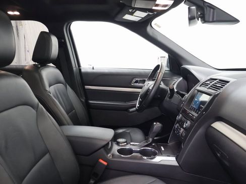 Used 2018 Ford Explorer XLT w/ Equipment Group 202A image 21