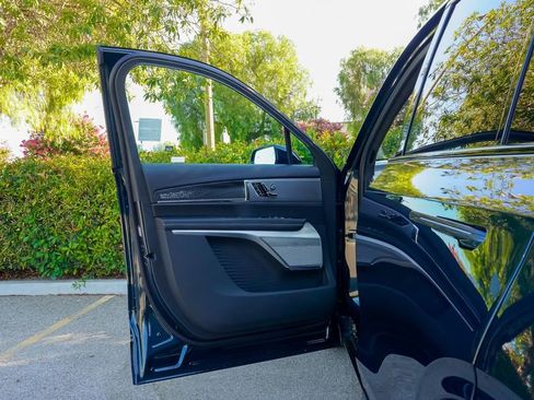 Used 2026 Cadillac Vistiq Platinum image 18