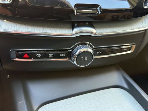 Used 2025 Volvo XC60 B5 Plus AWD/4WD image 18