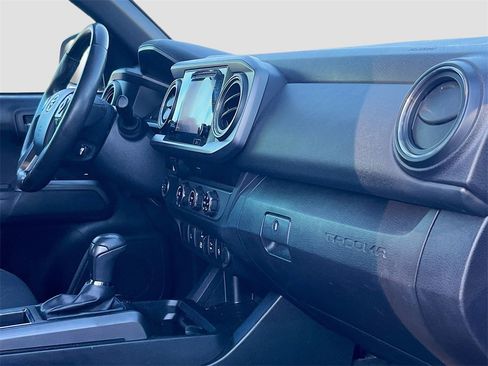 Used 2018 Toyota Tacoma TRD Sport image 27