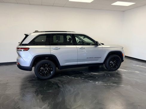 Used 2024 Jeep Grand Cherokee Altitude AWD/4WD image 21