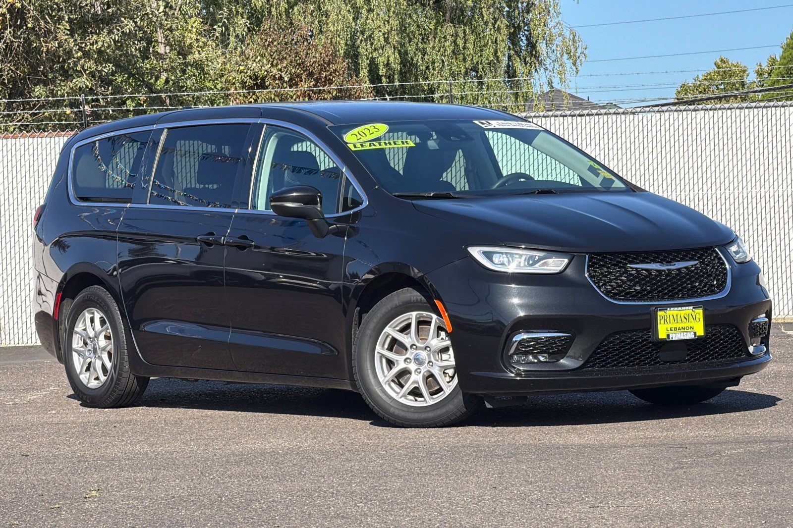 Used 2023 Chrysler Pacifica Touring-L FWD image 2