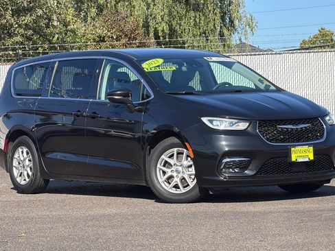 Used 2023 Chrysler Pacifica Touring-L FWD image 2