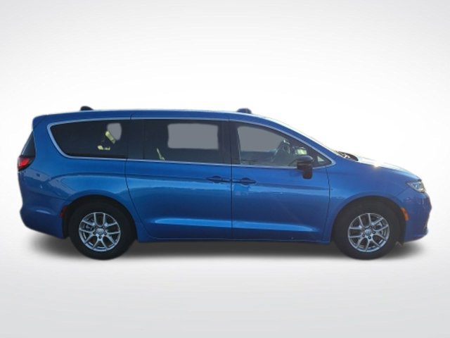 Used 2026 Chrysler Pacifica Select FWD image 3