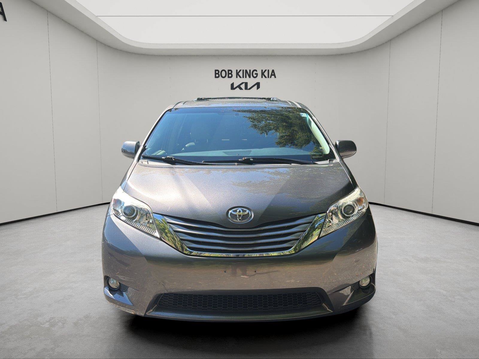 Used 2017 Toyota Sienna XLE w/ Cargo Management Package FWD image 8