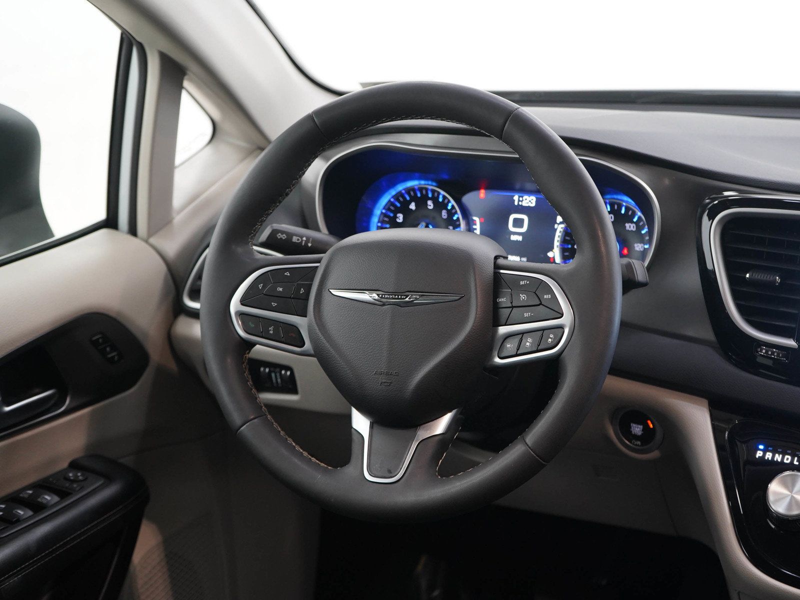 Used 2023 Chrysler Pacifica Touring-L FWD image 15