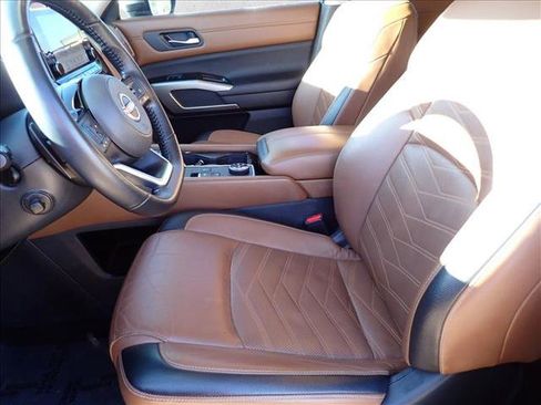 Used 2022 Nissan Pathfinder Platinum image 14