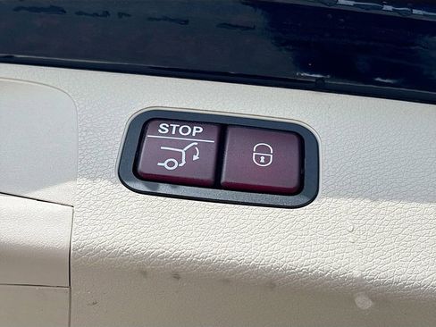 Used 2018 Mercedes-Benz E 400 4MATIC Wagon image 15