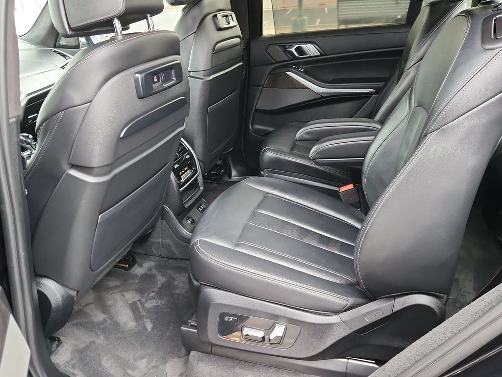 Used 2021 BMW X7 xDrive40i w/ M Sport Package AWD/4WD image 11