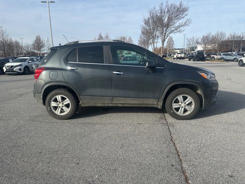 Used 2017 Chevrolet Trax LT w/ LT Convenience Package image 4