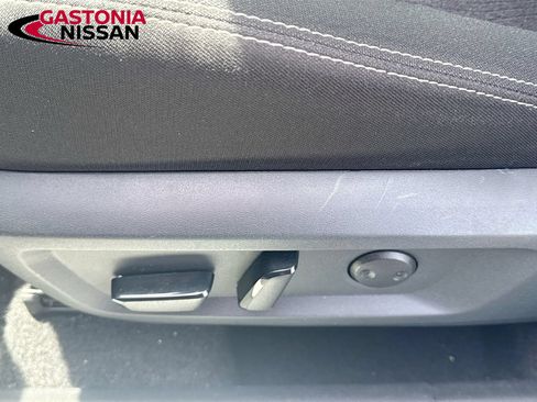Used 2025 Nissan Rogue SV FWD image 25