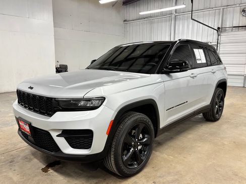 Used 2023 Jeep Grand Cherokee Altitude AWD/4WD image 3