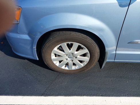 Used 2013 Chrysler Town & Country Touring image 18