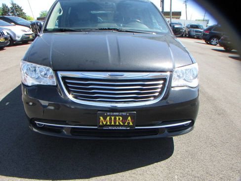 Used 2015 Chrysler Town & Country Touring image 46